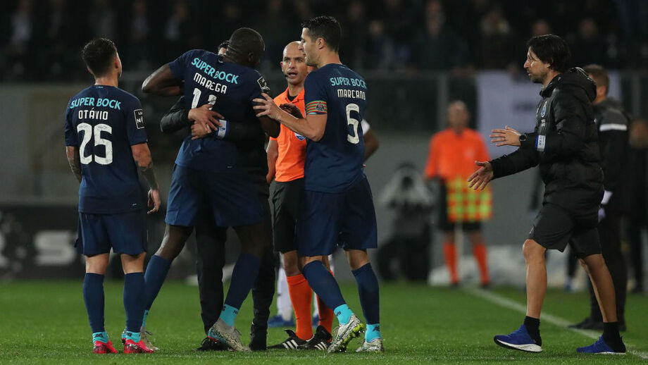 Ex-médio inglês diz que comportamento dos jogadores do FC Porto face a Marega foi