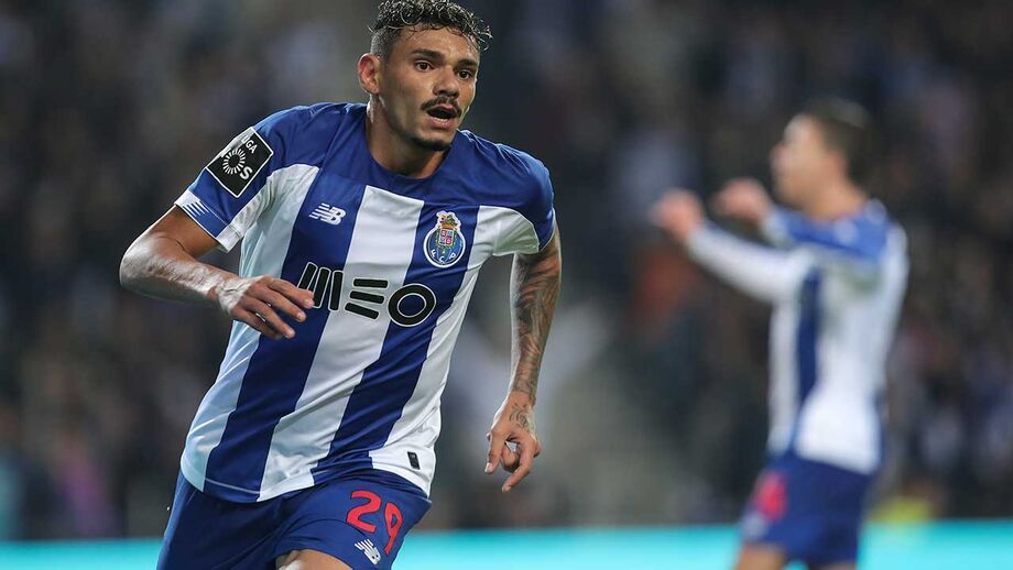 Soares entra direto para o ataque