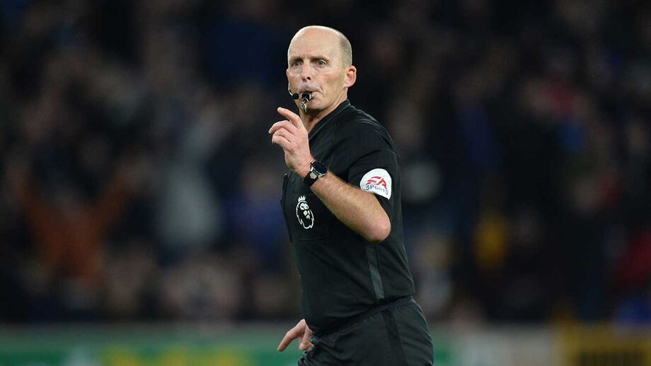 Mike Dean revela que também insulta árbitros