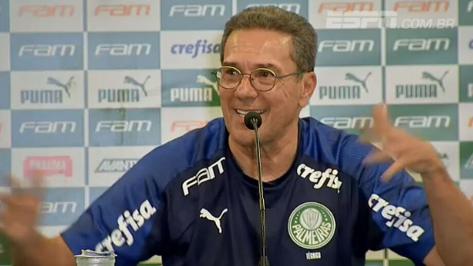 Vanderlei Luxemburgo critica jogos no Carnaval: «Têm de tomar uma cerveja, dar uma... foliada»