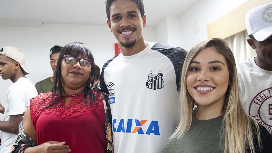 Comia arroz com larvas e agora é estrela do Santos