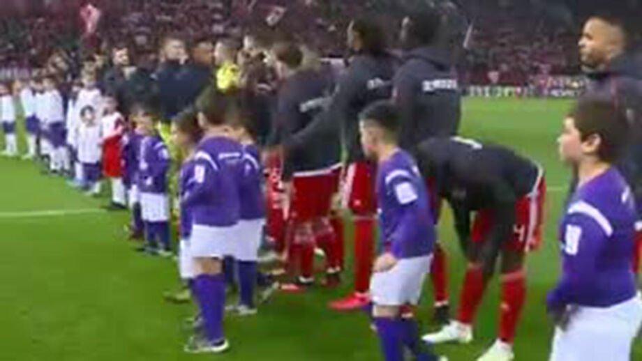 Criança estava perdida e jogadores do Arsenal tiveram este gesto que está a maravilhar