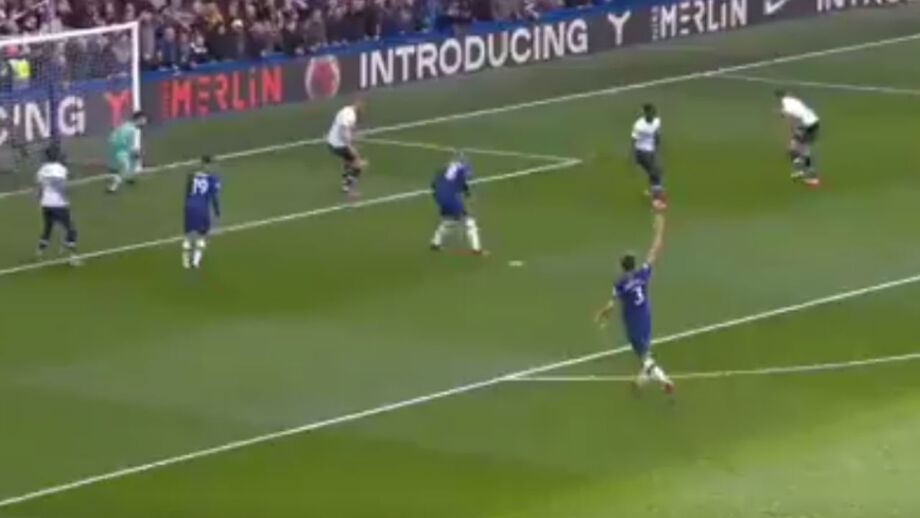 Defesa, poste e golo: o lance de Giroud que 'gelou' Mourinho