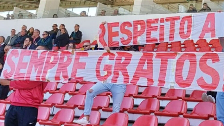 Adeptos exibem tarjas de apoio a Bruno China