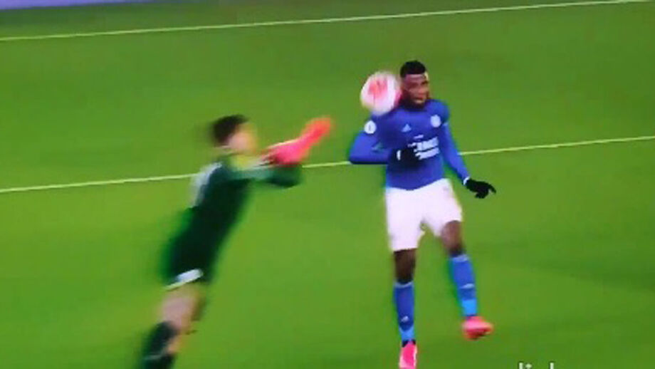 Arrepiante: Ederson saiu da baliza e 'atropelou' avançado do Leicester