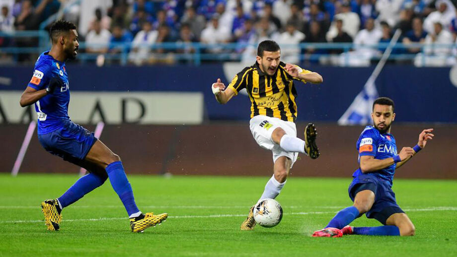 Al Hilal vence ao cair do pano e mantém liderança na Arábia Saudita