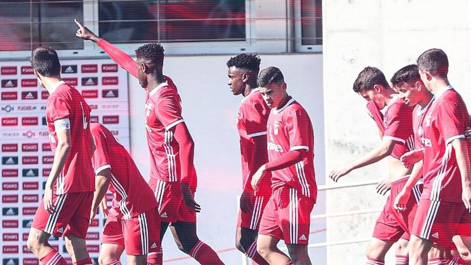 Benfica goleia Belenenses e carimba passaporte para fase final