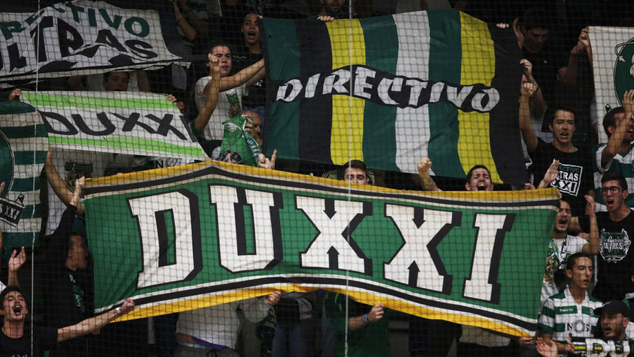 «Descalça-te com estilo»: Diretivo Ultras XXI vende meias para revista da PSP em Alvalade