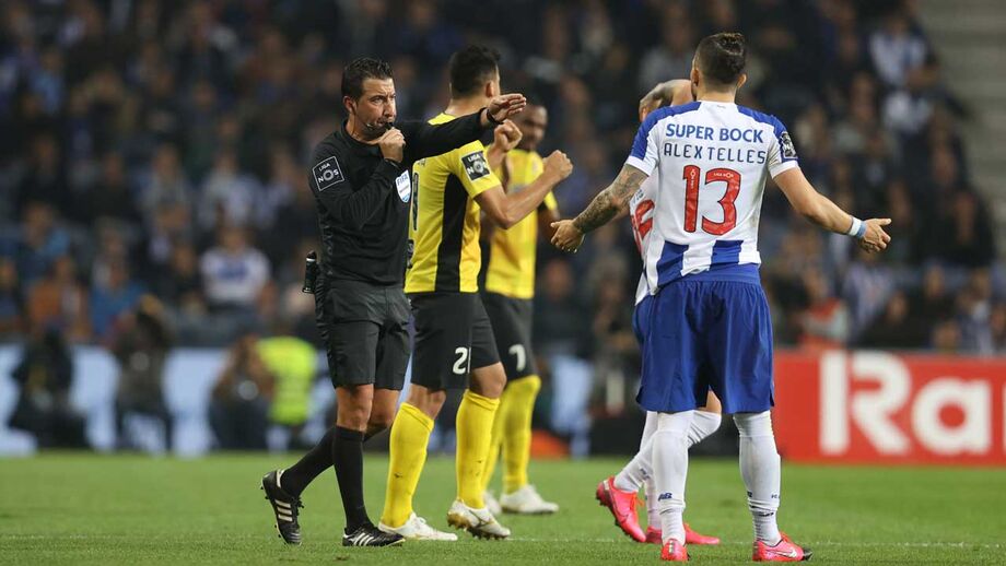 Os casos do FC Porto-Portimonense: especialistas Record analisam lances polémicos
