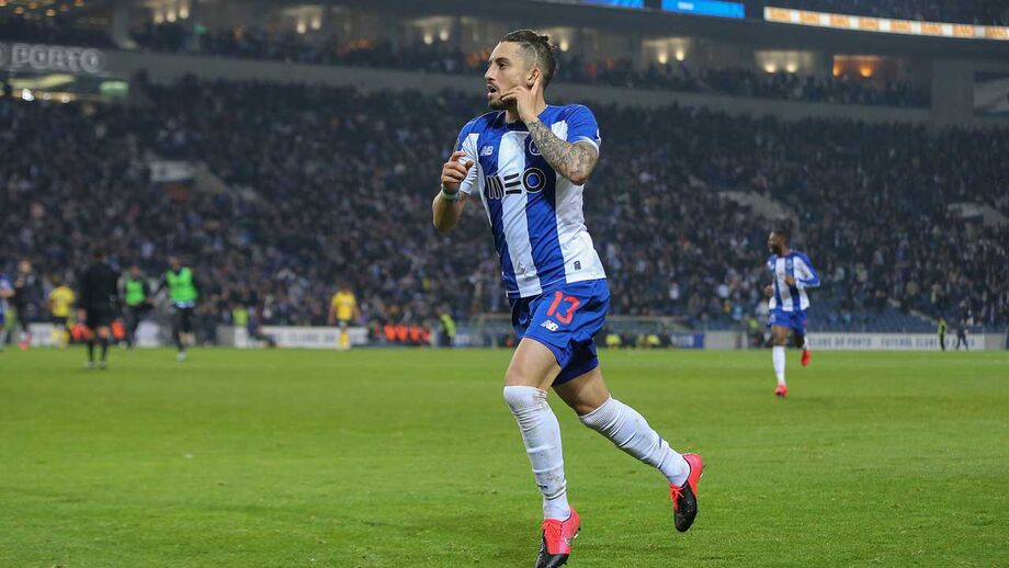 Alex Telles atinge o topo da Europa