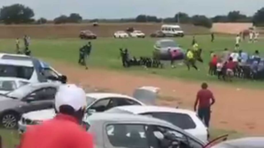 Assustador: homem invade campo para tentar atropelar árbitro na África do Sul