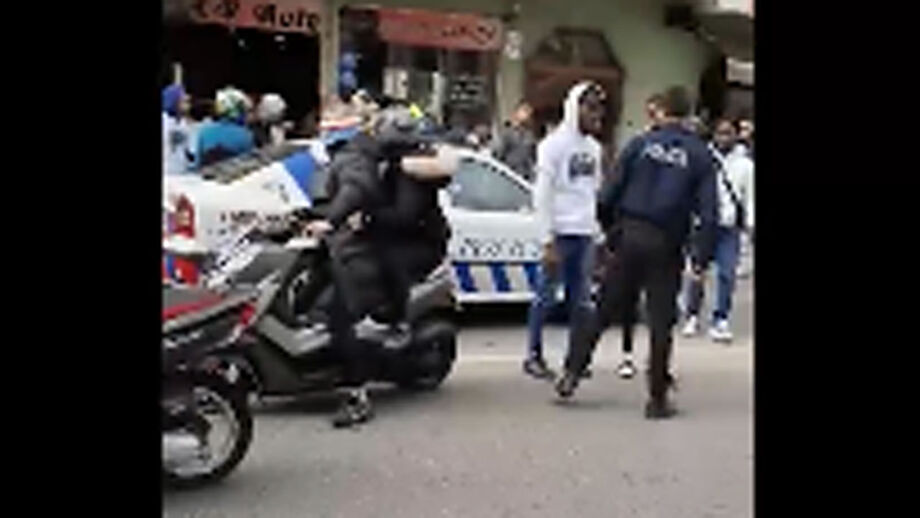 Motards afrontam PSP e cercam carro patrulha durante funeral de vítimas do acidente da Segunda Circular