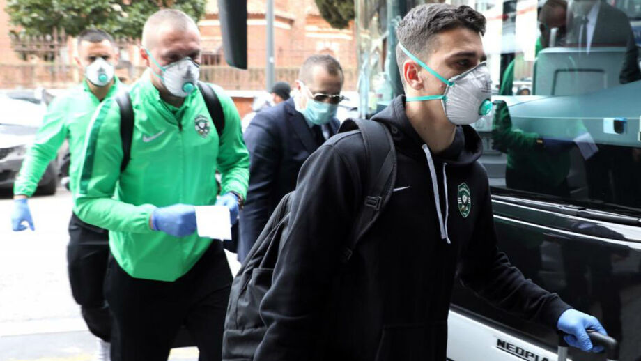 Coronavírus: jogadores do Ludogorets chegam a Milão com máscaras na cara