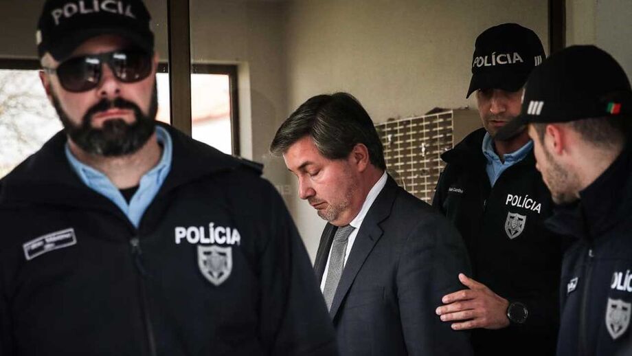 Bruno de Carvalho emocionou-se, apoiantes aplaudiram e PSP evacuou a sala