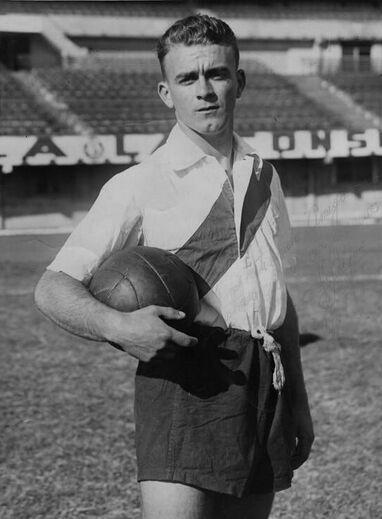 Alfredo Di Stéfano - Uma figura incontornável da his´toria do Real Madrid, tendo conquistado a Bola de Ouro em 1957 e 1959. Di Stéfano vestiu a camisola merengue entre 1953 e 1964 até aos seus 38 anos. Depois, saiu para o Espanyol.