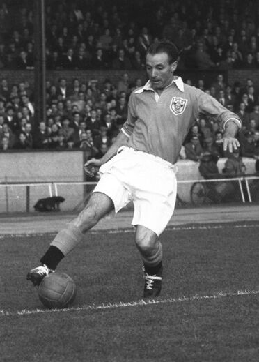 Stanley Matthews - Foi o primeiro jogador a conquistar uma Bola de Ouro em 1956. Uma figura do Blackpool, clube que representou durante 14 temporadas e onde conquistou uma Taça de Inglaterra (1953), Stanley Matthews permaneceu no emblema inglês até aos 47 anos (1962).
