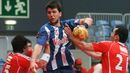 Já o pai destacou-se ao serviço do FC Porto como lateral-direito da equipa campeã de 1998/99. E o irmão Sérgio, de 13 anos, também está a dar os primeiros passos no andebol, jogando nas camadas jovens do Boavista