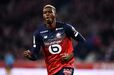 38. Victor Osimhen (Lille) - Veloz, eficaz à frente da baliza e jovem. Todos os requisitos necessários para um avançado de sucesso e, além do mais, é jovem (21 anos). Deu os primeiros passos na Ligue 1, chegou à Liga dos campeões e perspetiva-se-lhe um futuro promissor... mas fora de França.