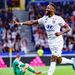 25. Moussa Dembelé (Lyon) - Golos, golos e golos. É tudo aquilo que se pede a um avançado e Moussa Dembélé parece dar bem conta do recado nesse aspeto. Esta temporada leva 22 golos apontado pela camisola do Lyon e poderá não ficar por muito mais tempo na equipa. Jovem (23 anos), poderoso fisicamente e com passagens pela Premier League fazem de Moussa um jogador extremamente ‘apetecível’.