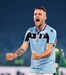 18. Milinkovic-Savic (Lazio) - É uma das principais atrações da Lazio e tem mercado um pouco por todo o Mundo. O médio sérvio, de 25 anos, tem contrato com o clube até 2024, algo que poderá implicar algumas complicações na sua saída. Com uma boa presença no meio-campo, versatilidade e eficácia, Milinkovic-Savic tem os componentes necessários de um grande médio.