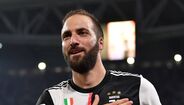 42. Gonzalo Higuaín (Juventus) - 8 golos e 8 assistências em 34 jogos realizados esta temporada são números muito baixos para um avançado e, por isso, Higuaín tem as portas da saída da Juventus entreabertas. Depois de dois empréstimos ao AC Milan e Chelsea, na última temporada, o internacional argentino poder estar muito perto de fazer as malas para deixar a formação bianconeri de forma definitiva. O seu contrato termina em junho de 2021.