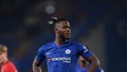 45. Michy Batshuayi (Chelsea) - É um verdadeiro colecionador de clubes e parece não ficar por aqui. Após perder o lugar na hierarquia da frente de ataque do Chelsea para Tammy Abraham e Olivier Giroud, o internacional belga deverá sair da formação de Londres no final desta temporada. Tem contrato até 2021 e, em caso de não renovar, deverá ser um bom encaixe para os blues, até porque ainda tem 26 anos.