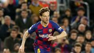 49. Ivan Rakitic (FC Barcelona) - Uma temporada atípica na formação catalã provocou uma espécie de divórcio entre Ivan Rakitic e a direção blaugrana. A questão é que o internacional croata tem contrato até 2021 e já procura um novo clube para encontrar a felicidade, algo que deve ser fácil não tivesse ele conquistado uma Liga dos Campeões, quatro campeonatos espanhóis e uma final do Mundial pelo seu país. Ponto contra? A idade (32).