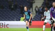 50. Fábio Silva (FC Porto) - Um dos maiores talentos da formação portista e os seus números já indicam isso mesmo. É o jogador mais jovem de sempre a disputar uma partida e a marcar na mesma. Móvel, rápido, bom tecnicamente. As suas qualidades fizeram com que o FC Porto o quisesse ‘blindar’ com uma cláusula de 125 milhões.