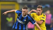 33. Milan Skriniar (Inter) - É um verdadeiro pêndulo na defesa do Inter. O sucesso da equipa orientada por Antonio Conte deve-se, não só, à dupla atacante Lukaku-Martínez, como também ao defesa eslovaco. Tem 25 anos e alguns dos principais clubes ingleses atrás de si, ficará em Milão por muito mais tempo?