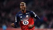 38. Victor Osimhen (Lille) - Veloz, eficaz à frente da baliza e jovem. Todos os requisitos necessários para um avançado de sucesso e, além do mais, é jovem (21 anos). Deu os primeiros passos na Ligue 1, chegou à Liga dos campeões e perspetiva-se-lhe um futuro promissor... mas fora de França.