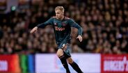 32. Donny Van de Beek (Ajax) - Já esteve na órbita do Real Madrid na última janela de transferências e muitos dizem que ainda não saiu. O médio do Ajax foi uma das principais peças da equipa na última temporada e esta época não fugiu à regra. Com 22 anos e um futuro brilhante pela frente, irá o internacional holandês seguir, já no fim desta temporada, os passos do ex-companheiro De Jong - mudou-se para o Barcelona - e do marroquino Hakim Ziyech - que já assinou pela Chelsea?