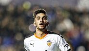30. Ferran Torres (Valencia) - Um dos jogadores mais promissores do futebol espanhol. Foi o melhor jogador do Europeu sub-19 no último ano, tornou-se imprescindível na formação ché e tem qualidades de sobra: é veloz, tem drible e sabe como dar espetáculo. Já com uma grande carta de clubes interessados em contratá-lo, de notar que o vínculo que o liga ao Valencia termina em 2021.