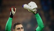 23. Gianluigi Donnarumma (AC Milan) - Com apenas 21 anos, Donnarumma é um dos guarda-redes mais ‘apetecíveis’ do próximo mercado de transferências. É a principal figura da baliza rossoneri (quase 200 jogos oficiais), é excelente entre os postes, forte nas bolas pelo ar - não tivesse ele 1,96 metros de altura - e está em final de contrato - termina em 2o21. Rumores vindos de Inglaterra apontam o guarda-redes italiano ao Everton e ao Chelsea. Poderá estar para vir uma dança de cadeiras entre Kepa e Donnarumma?