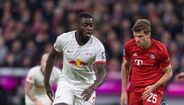 26. Dayot Upamecano (Leipzig) - Sólido a defender e com uma maturidade que lhe é reconhecida apesar de ter apenas 21 anos. Este defesa-central do Leipzig é uma autêntica mina de ouro para quem procura preencher uma lacuna no eixo defensivo de uma equipa. Além do mais, o seu contrato com a formação alemã termina em 2021, o que poderá ser muito benéfico para o jogador e para quem o tentar contratar.