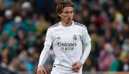 22. Luka Modric (Real Madrid) - 34 anos, apenas mais um ano de contrato e um salário de 11 milhões de euros por temporada. Estas poderão ser algumas das razões pelo qual o internacional croata, vencedor da Bola de Ouro em 2018, poderá abandonar o Real Madrid após oito temporadas com a camisola dos merengues. O aparecimento de Federico Valverde, médio que tem sido utilizado por Zidane no meio-campo da equipa, poderá ter sido ‘a cereja no topo do bolo’.