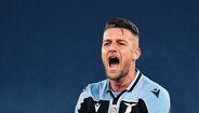 18. Milinkovic-Savic (Lazio) - É uma das principais atrações da Lazio e tem mercado um pouco por todo o Mundo. O médio sérvio, de 25 anos, tem contrato com o clube até 2024, algo que poderá implicar algumas complicações na sua saída. Com uma boa presença no meio-campo, versatilidade e eficácia, Milinkovic-Savic tem os componentes necessários de um grande médio.