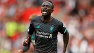 16. Sadio Mané (Liverpool) - A imprensa inglesa já avançou que o extremo senegalês está nos planos do Real Madrid para a próxima temporada. Esta época já conquistou a Bola de Ouro africana, ficando à frente do companheiro de equipa, o egipcío Salah, e do argelino Mahrez, do Manchester City. Extremamente rápido, com um drible desconcertante, aliado a uma finalização ‘apurada’. São muitas as qualidades deste extremo, que promete aquecer a próxima janela de transferências.