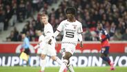 8. Eduardo Camavinga (Rennes) - É provavelmente o jogador mas promissor do futebol francês e, aos 17 anos, já tem meia Europa rendida ao seu futebol. Barcelona, Real Madrid, Liverpool e Tottenham são alguns dos clubes interessados, numa corrida na qual devem ter de chegar pelo menos aos 60 milhões de euros para convencer o Rennes.