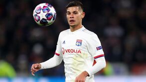 A polémica tatuagem do jogador do Lyon que esteve na mira do Benfica