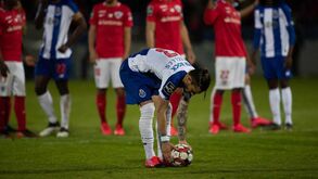 Alex Telles falhou o segundo penálti em oito tentativas 