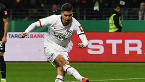 Golo de André Silva ajuda Eintracht a garantir 'meias' da Taça da Alemanha