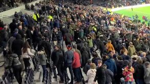 Eric Dier perde a cabeça e envolve-se em cena de pancadaria com adepto