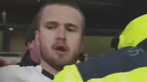 Eric Dier 'atira-se' a adepto após alegados insultos: «É meu irmão!»