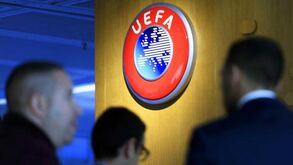 UEFA nega suspensão do futebol europeu até setembro