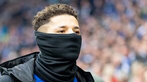 Jogador do Schalke 04 ignorou aviso, foi a bar de shisha e acabou apanhado pela polícia