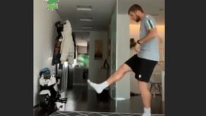 Ristovski dá 'dois toques' com o amigo Luís Neto e a casa 'vem abaixo'