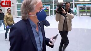 «Deviam apanhar o vírus»: Jorge Jesus irritado ao ver jornalistas à sua espera no aeroporto