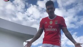 Ederson mostra dotes no basquetebol... equipado à Benfica