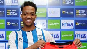 Huddersfield avança por Chris Willock