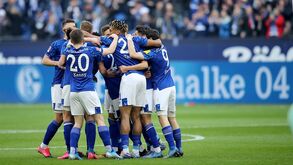 Jogadores do Schalke 04 aceitam corte salarial e salvam 600 postos de trabalho